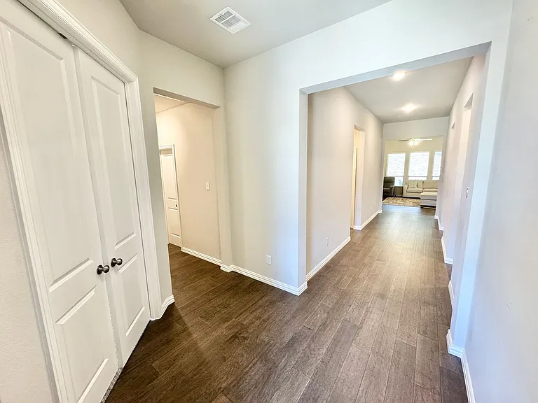 809 Uplands Dr — Photo 2