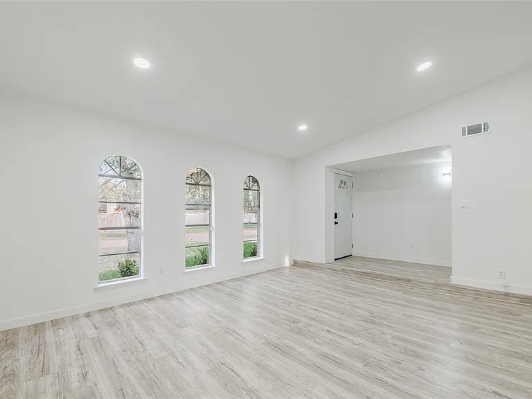 2210 Stillmeadow Dr — Photo 3