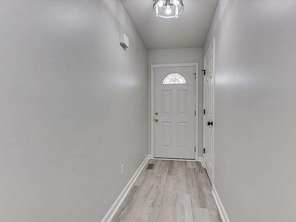 4th image of 210 Greenwich Dr