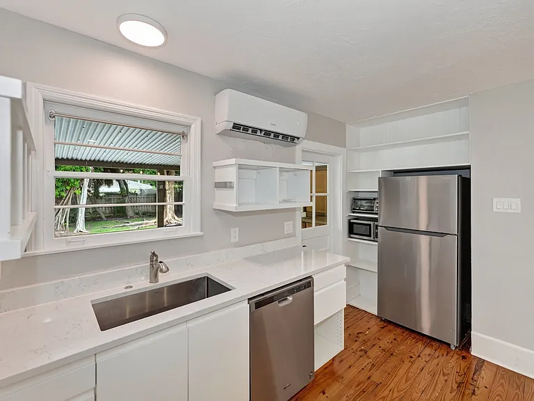 1010 Virginia Dr — Photo 12
