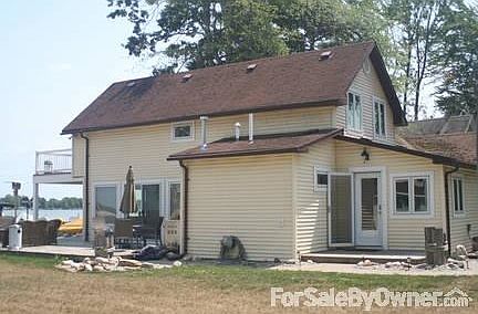 Living Room
						:
						Open view to lake