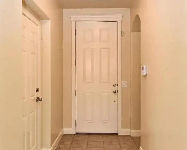 355 E Munich Dr — Photo 2
