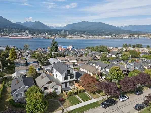 2815 Trinity St #2, Vancouver, BC V5K 1E8