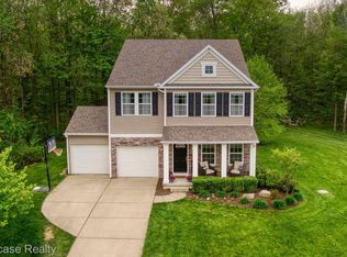 9010 Royal Oaks Cir, Brighton, MI