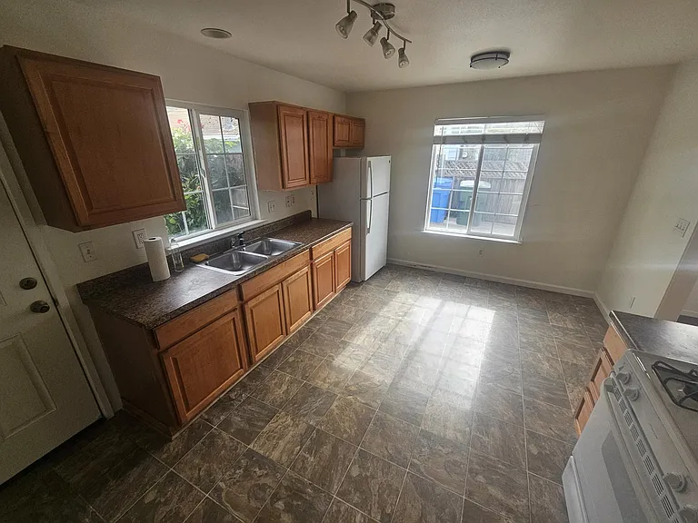 908 Pacific St — Photo 7