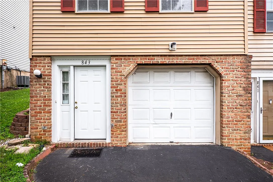 3 bed, 1.5 bath, 1152 sqft, $2,000 — Photo 3