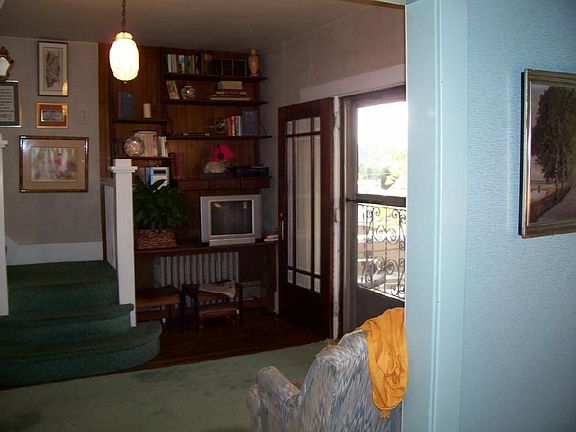 Foyer w/ built-in shelves