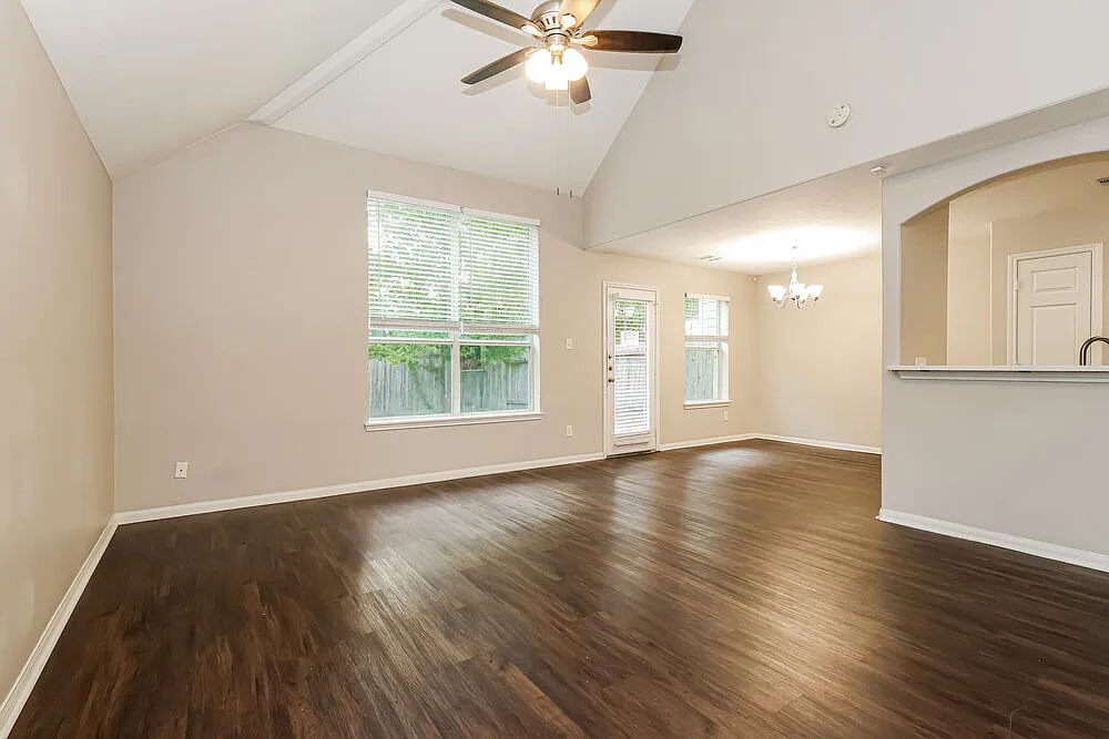 3 bed, 2.5 bath, 1351 sqft, $1,805 — Photo 4