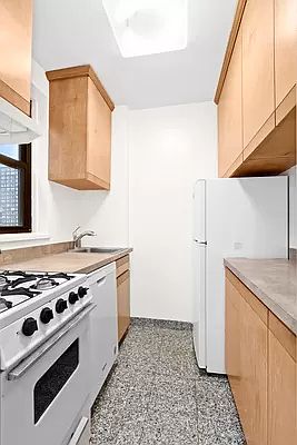 3rd image of 222 E 35th St APT 6H