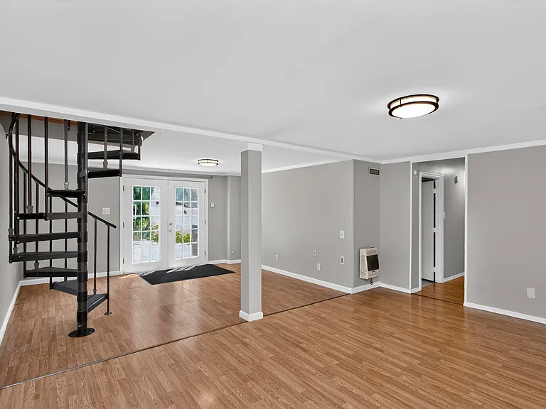 261 Eisenhower Dr — Photo 24