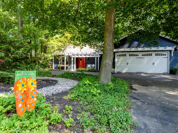 10081 Singer Lake Rd, Baroda, MI 49101