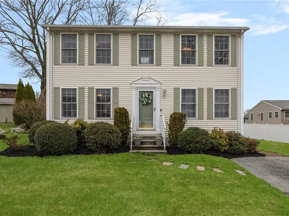 75 Macbeth St, Cranston, RI 02920
