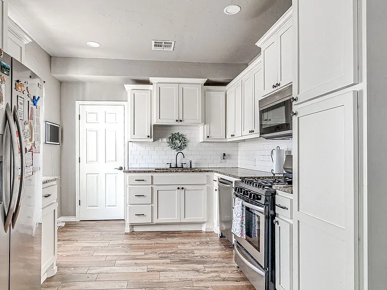 1905 N Park Ave — Photo 14