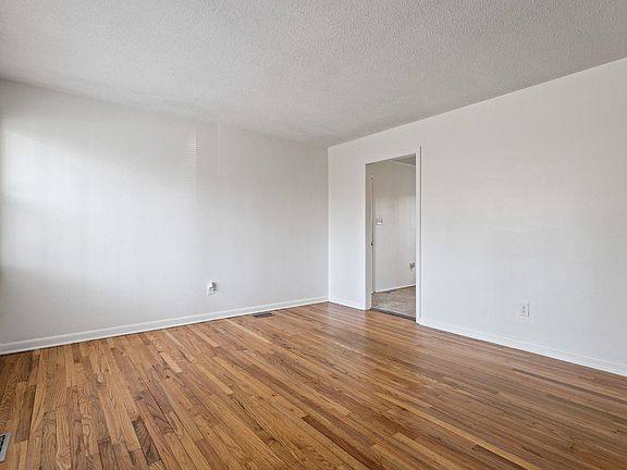 3rd image of 118 Carolyn Dr