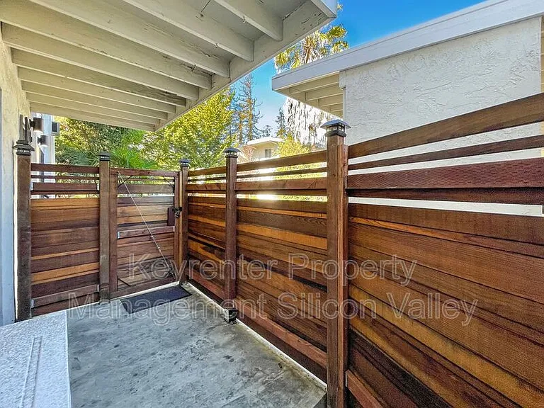 923 Ravenscourt Ave #1 — Photo 2