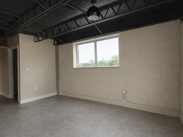 1726 Austin Ave — Photo 32