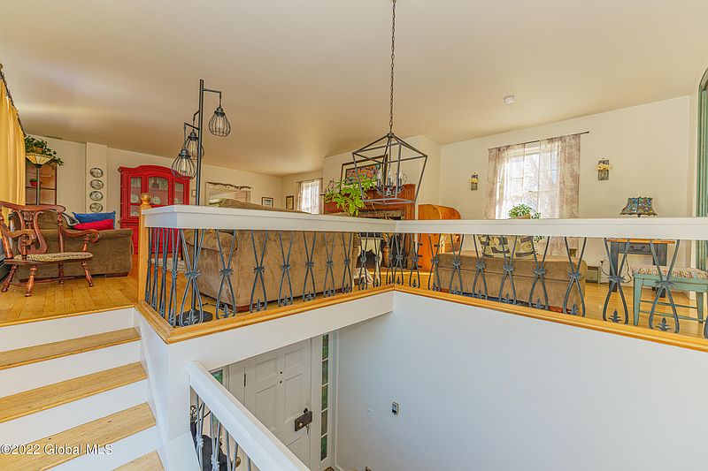 4th image of 102 Hill Street