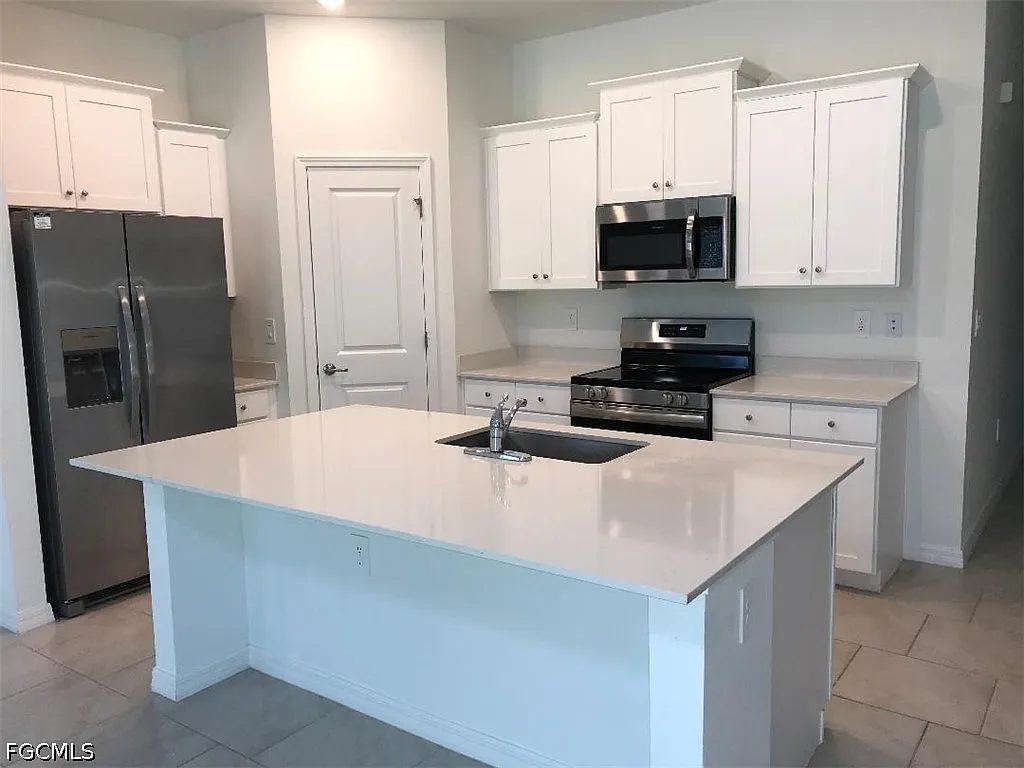 3 bed, 2.0 bath, 1556 sqft, $2,000 — Photo 4