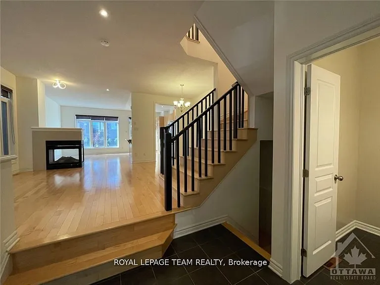 1189 Tischart Cres — Photo 3