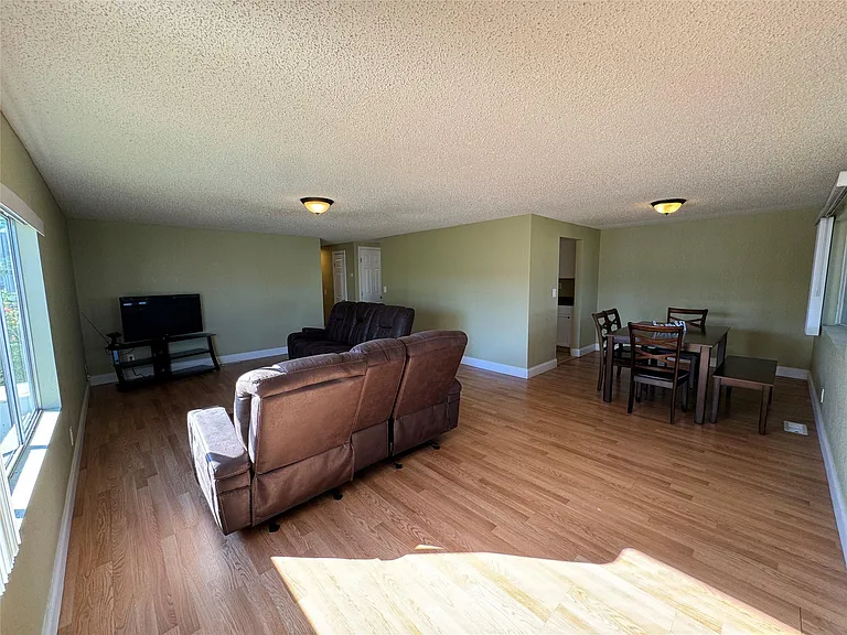 3028 Lakeshore Dr — Photo 11