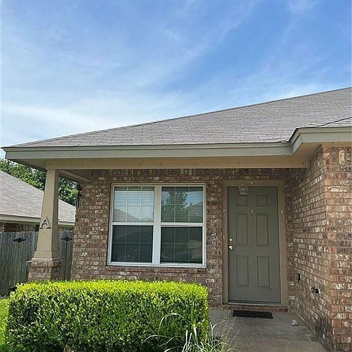 2nd image of 631 Paseo Del Plata #A
