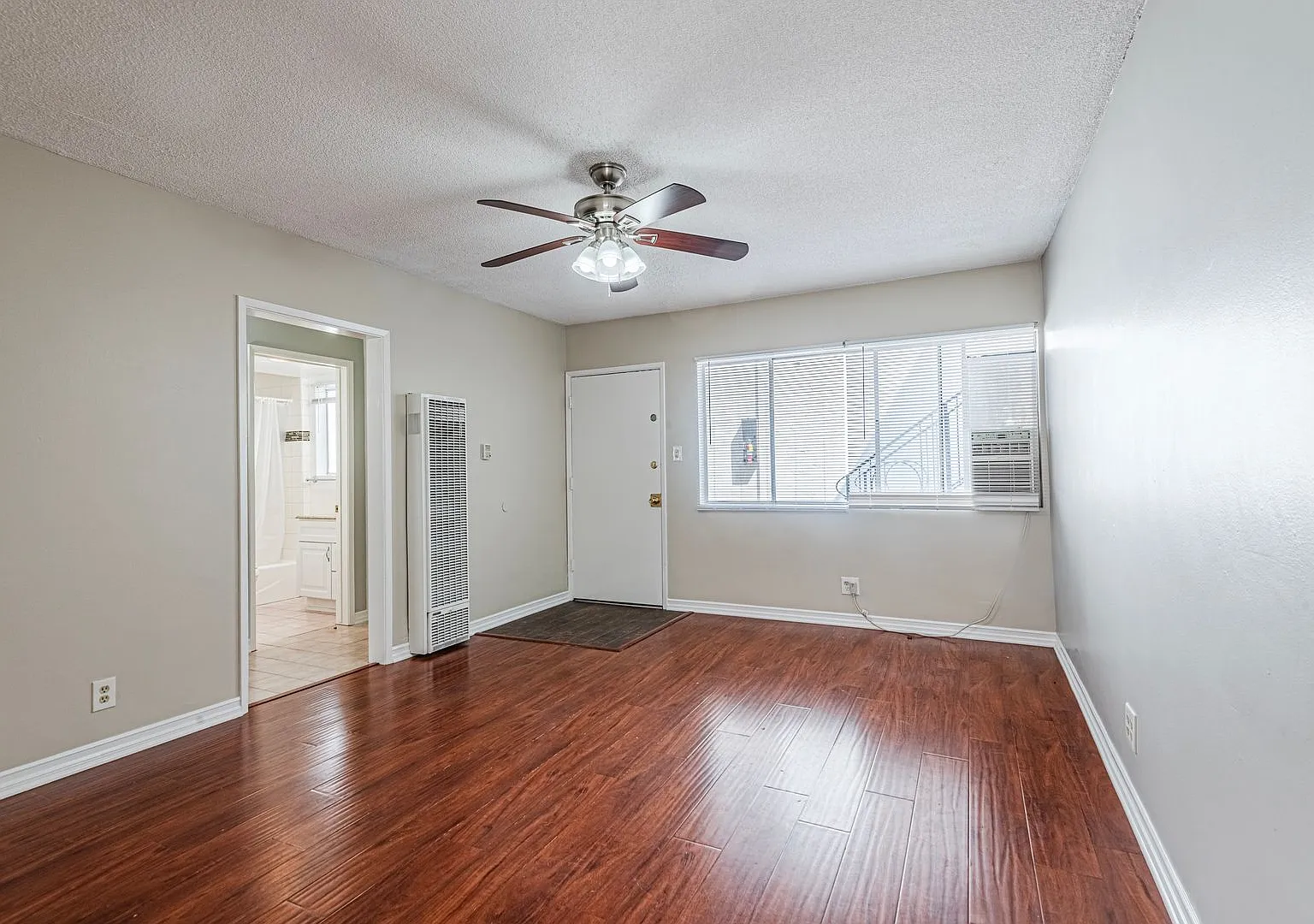 10219 Woodworth Ave — Photo 4