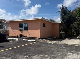 518 NW 10th St, Hallandale, FL