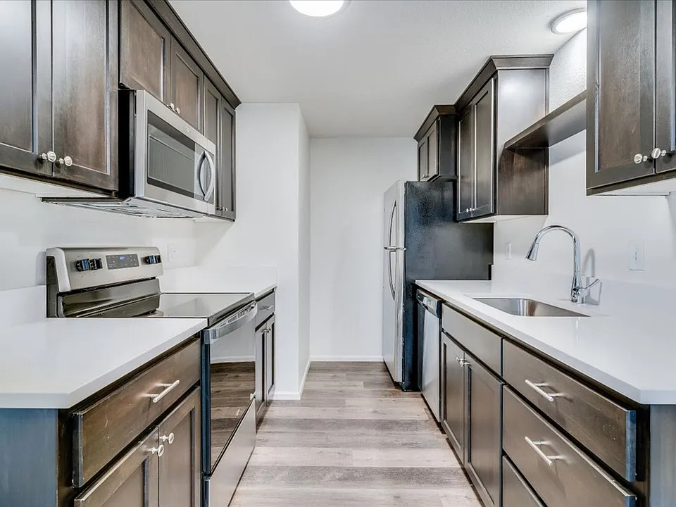 Barclay Square Where Convenience Meets Community Up to 1-Month Free!