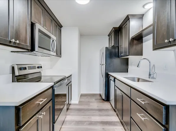 Barclay Square Where Convenience Meets Community Up to 1-Month Free!