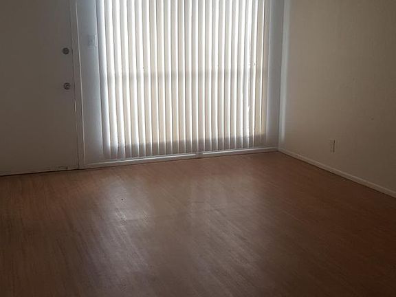 Living Room, sorry no lights