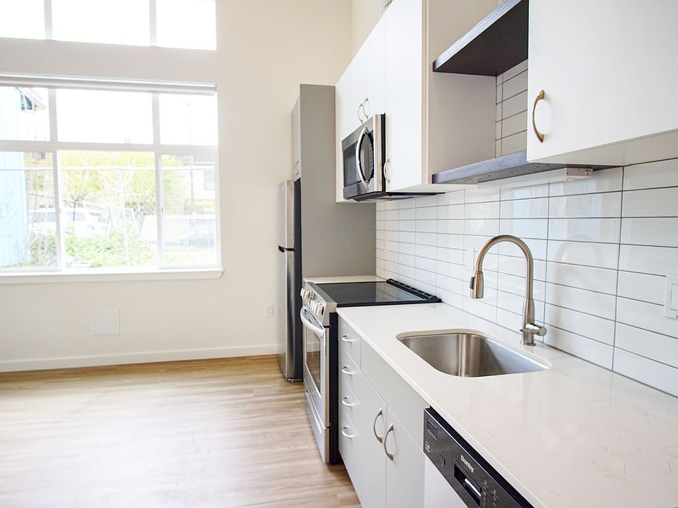 1st image of 2320 N Vancouver Ave #103