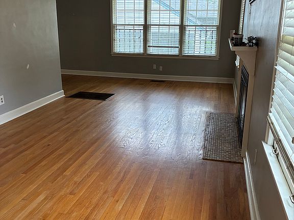 3rd image of 3662 Kenwood Ave