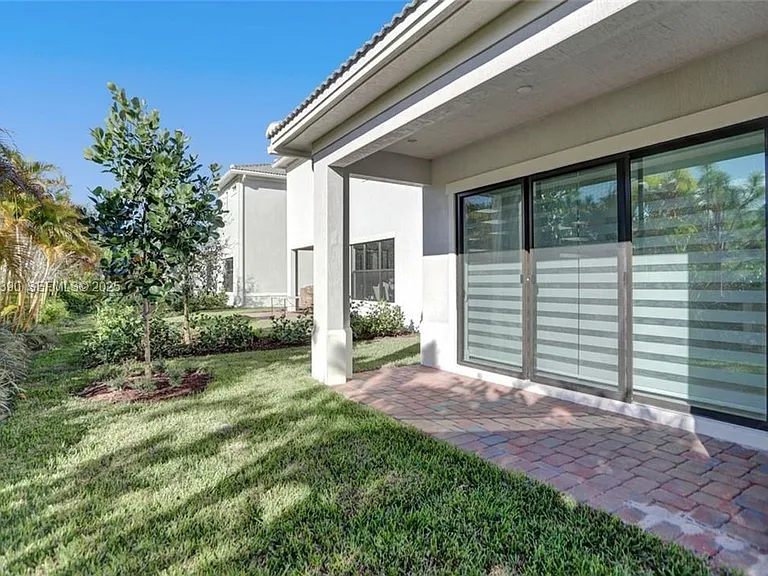 8450 NW 39th Ct #8450 — Photo 3