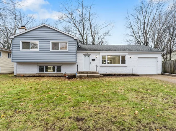 976 Nottingham Ln, Crystal Lake, IL 60014