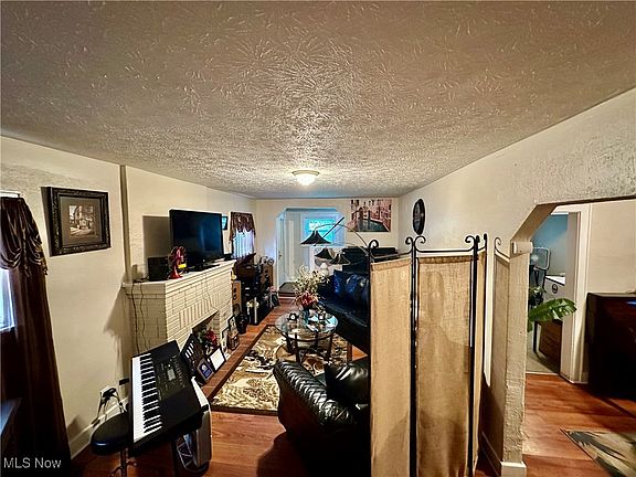 4th image of 915 Whittier Ave