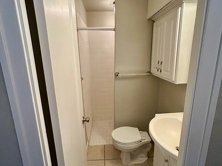 Pollyanna Apartments — Photo 33
