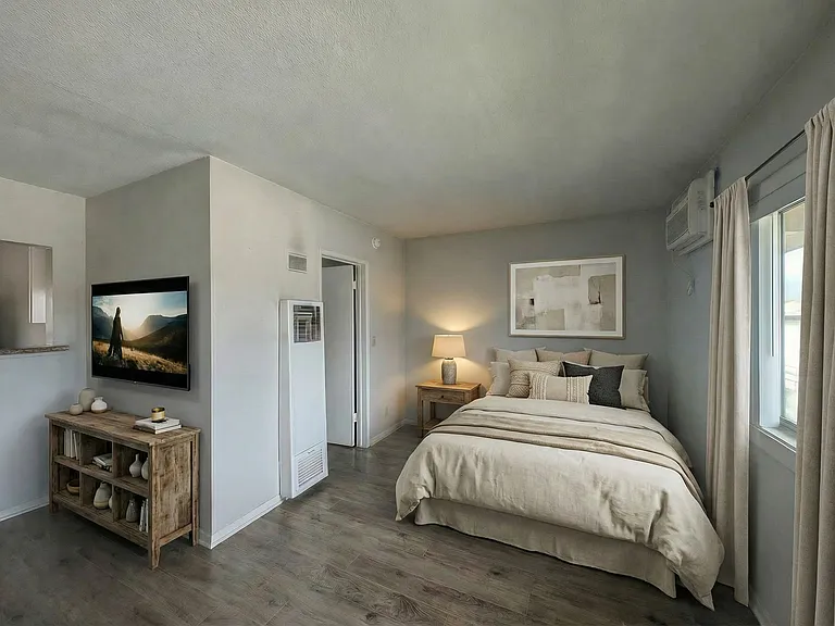 11936 Burbank Blvd — Photo 4
