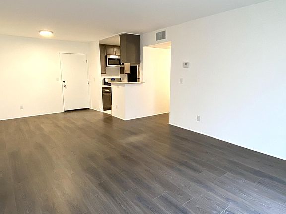 4th image of 465 Oak St APT 106