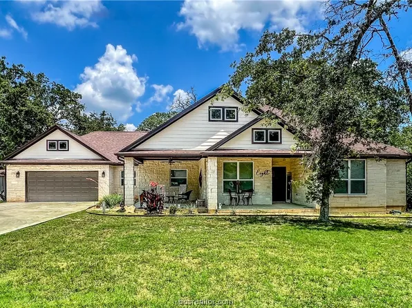 8 Bobby Jones Ln, Hilltop Lakes, TX 77871