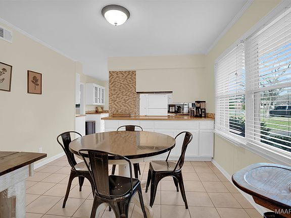 3rd image of 1013 Highpoint Rd