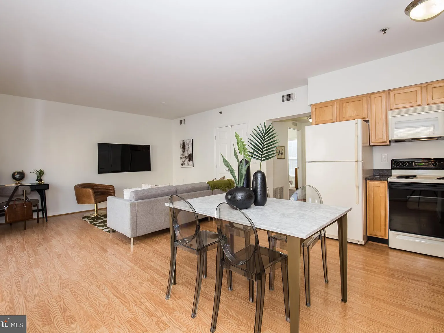 2 bed, 865 sqft, $2,370 — Photo 3