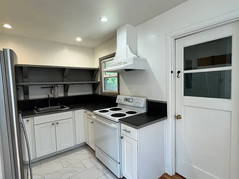 8935 N Kellogg St — Photo 7