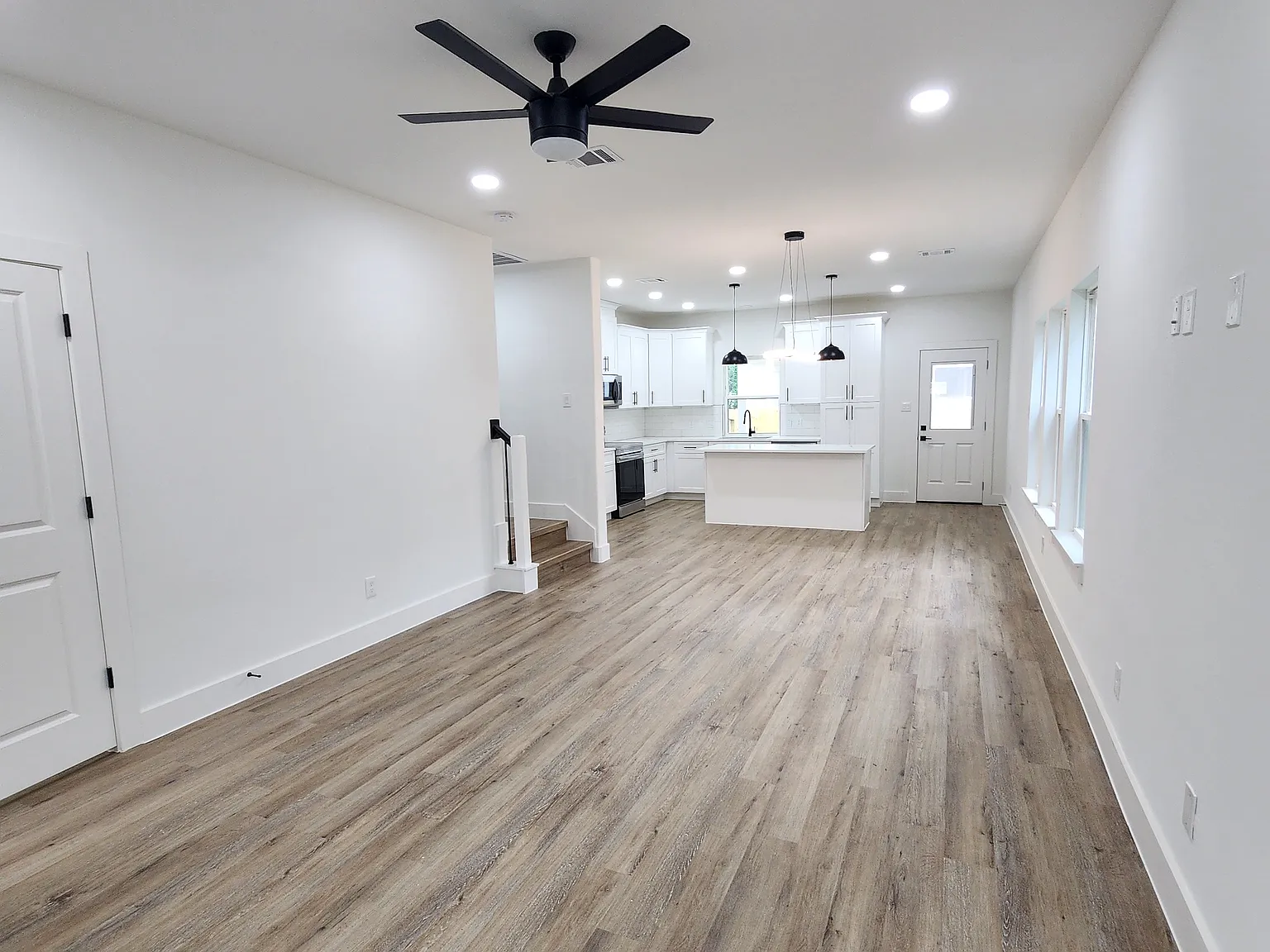 3 bed, 2.5 bath, 1550 sqft, $1,800 — Photo 4