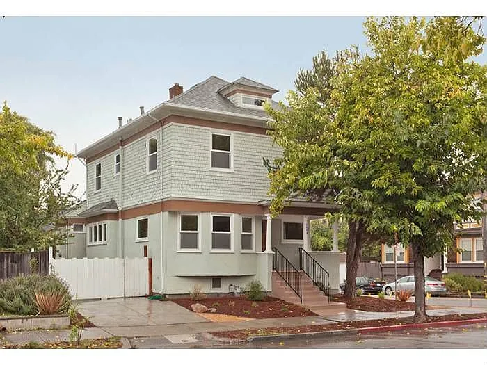 3226 Ellis St photo 1