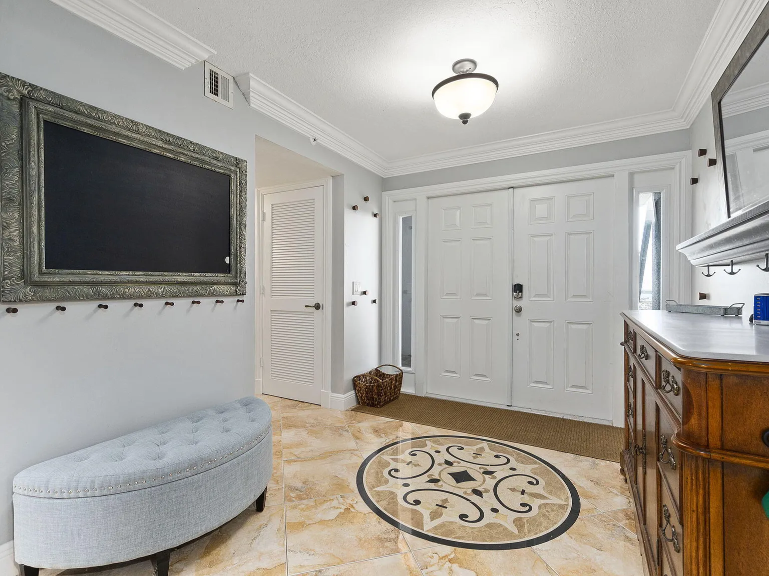 4 bed, 3.5 bath, 2804 sqft, $10,000 — Photo 2