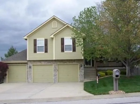 613 NE Hans Dr, Blue Springs, MO 64014