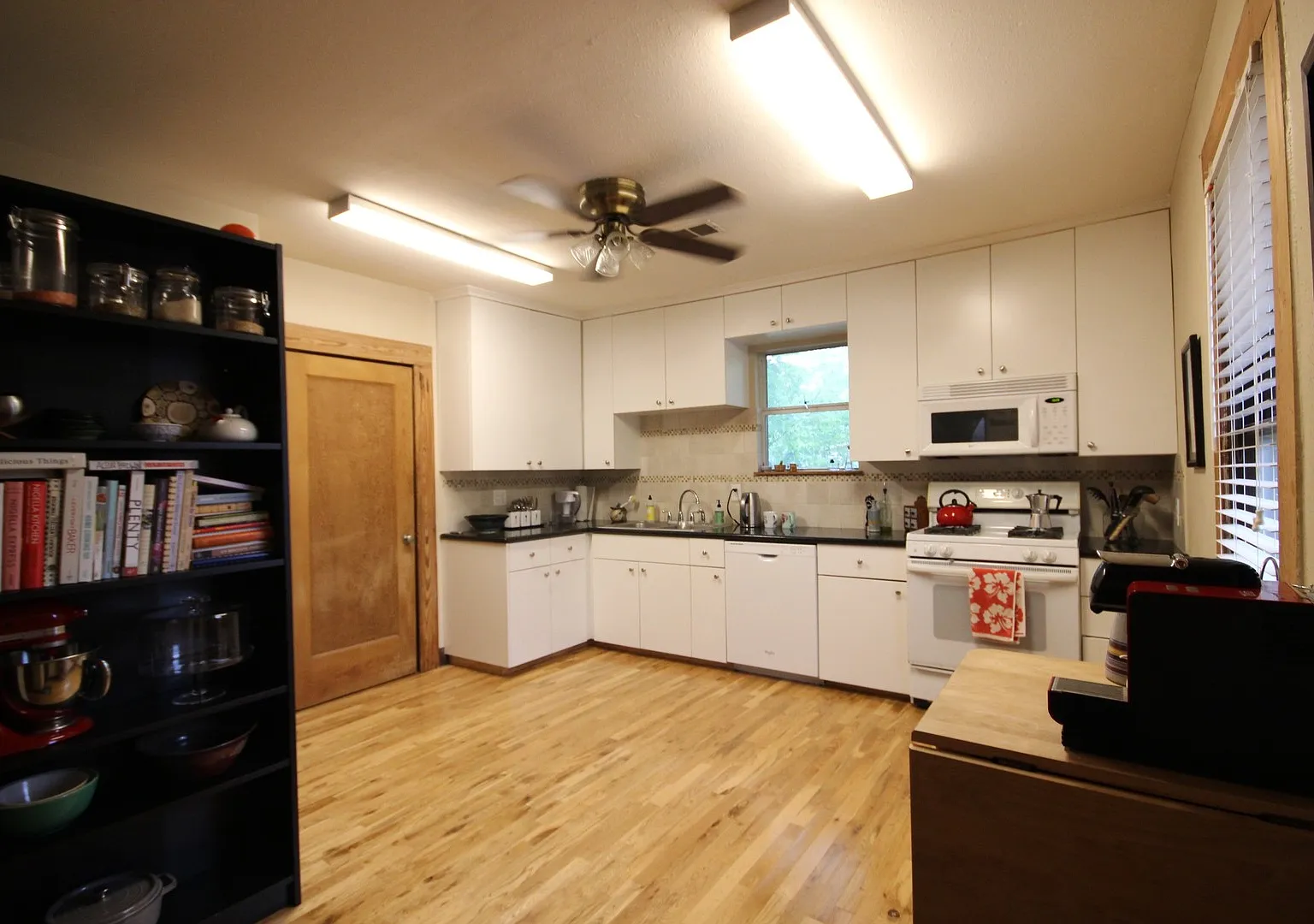 Large 2/1 House W/Office/Flex Area Off Each Bedrm W/Entrances To Deck, Patio — Photo 4