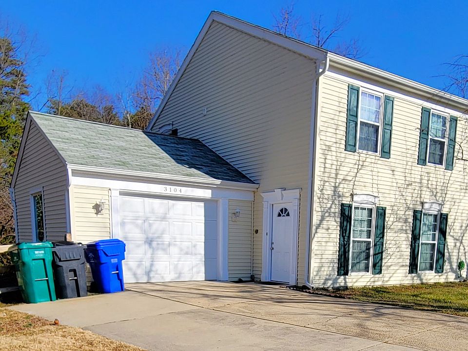 2 large bedroom duplex with 1.5 car garage