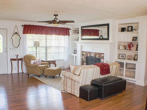 Front room w/ built-ins