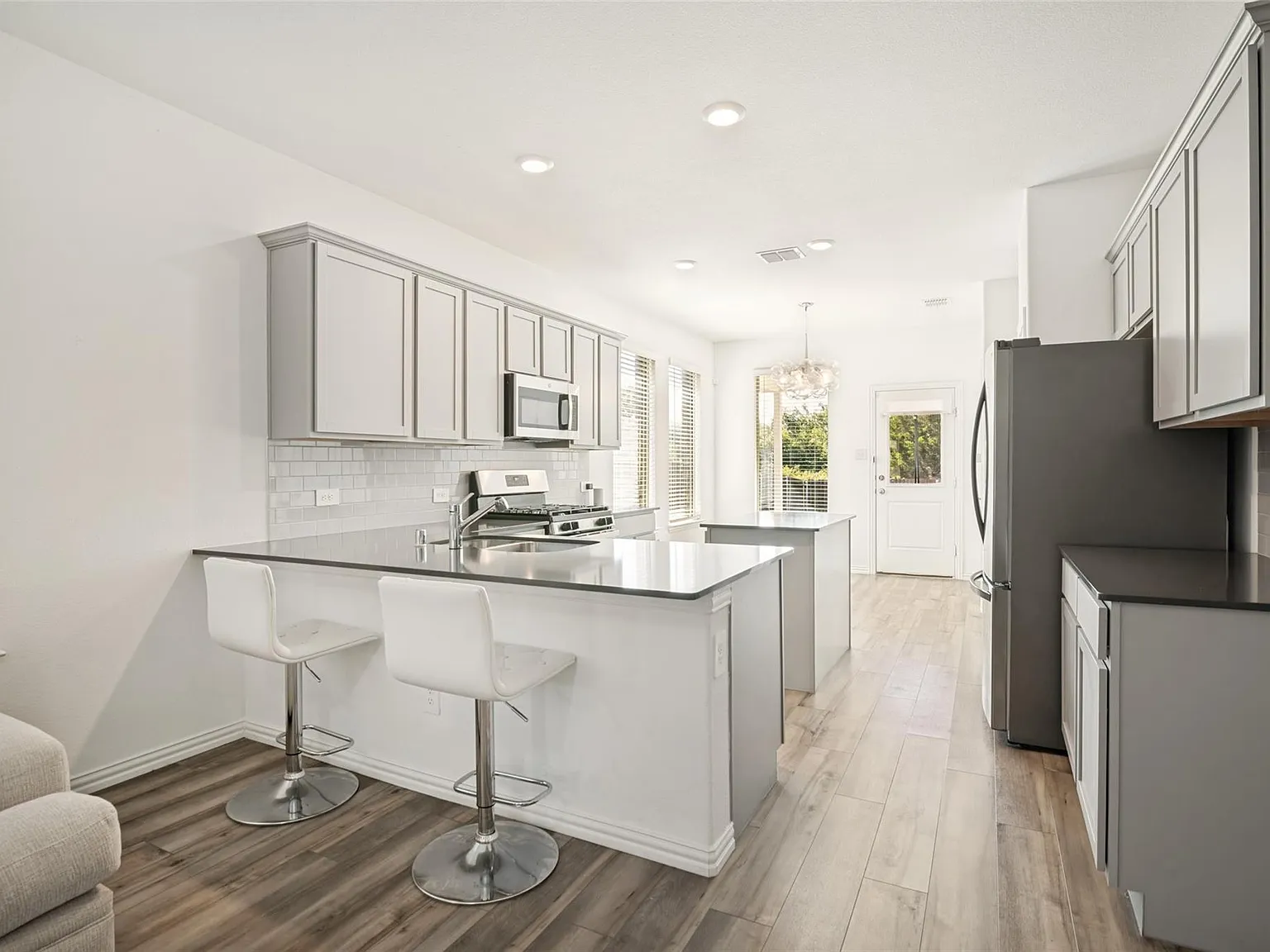 3 bed, 1281 sqft, $1,900 — Photo 3